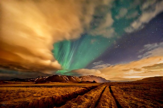 Aurora/Northern light hunt and photos (photography help provided) - What happens during the 3 to 5 hours (and why the start time matters)