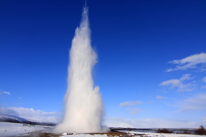 Fontana Geothermal Spa and Golden Circle Tour From Reykjavik - The Coach Experience: Guide, Audio, Wi‑Fi, and Why It Helps