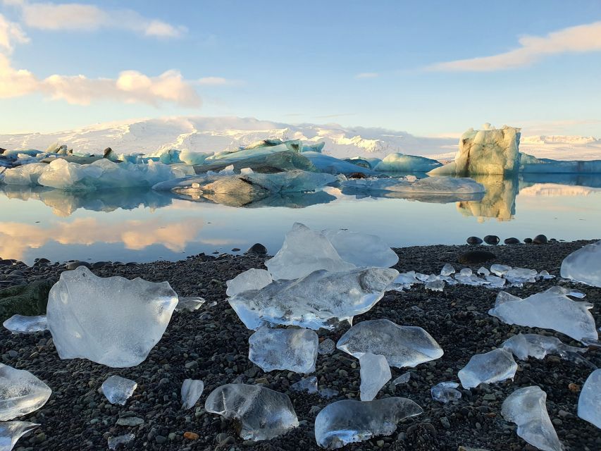 From Reykjavik: 3-Day South Coast Winter Tour with Ice Cave - Day 1: Þingvellir and the Golden Circle rhythm from Reykjavík