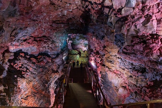 From Reykjavík: Evening Lava Tunnel Tour and Northern Lights Tour - A 7:30 pm start that makes aurora timing realistic