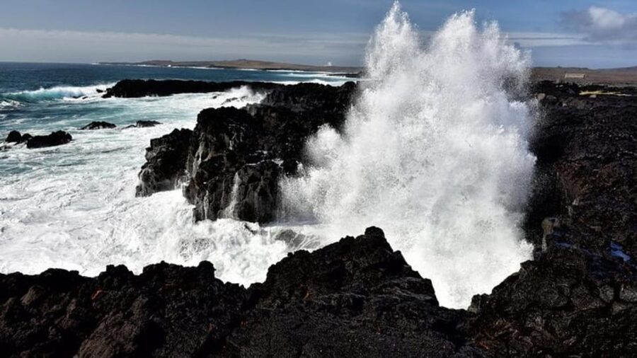 From Reykjavik: Reykjanes Geopark Tour & Airport Transfer - Grindavík lava fields and the eerie abandoned-city feeling