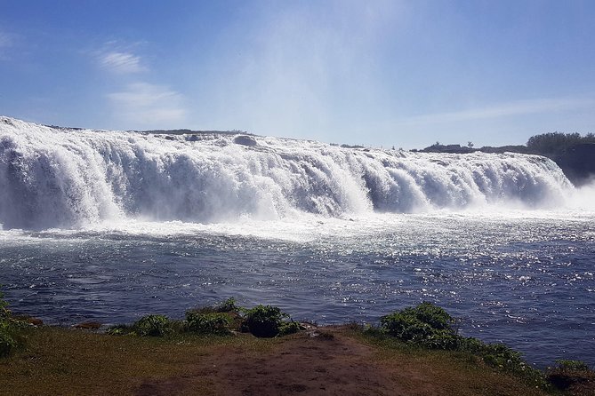 Golden Circle Tour - Secret Lagoon (Gamla Laugin): hot spring calm with a geysir nearby