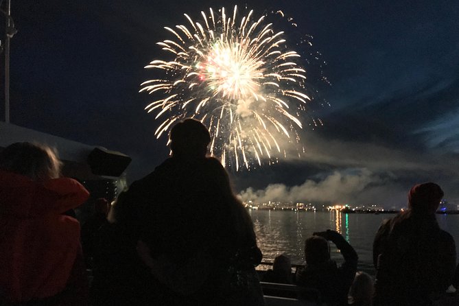 New Year's Eve Fireworks Cruise in Reykjavik - The 90-minute rhythm: fireworks first, cruising second
