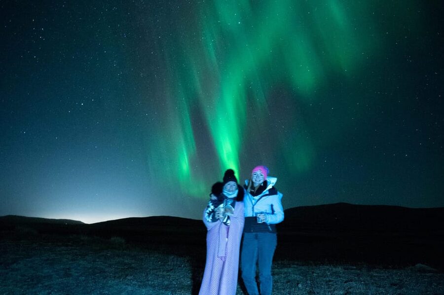 Northern Lights in Mini Bus, Photos, Hot Cocoa and Pastries - Warmth while you wait: blankets, hot cocoa, and pastries