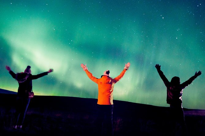Northern Lights Small Group Tour from Reykjavik with Free Photos - Snacks, hot chocolate, and staying comfortable while you wait