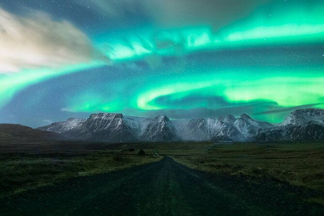 Northern Lights Small-Group Tour with Free Photos & Hot Chocolate - Hot Chocolate, Hraun Bar, and Staying Warm Without Overthinking It