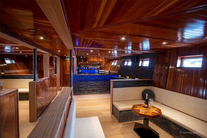 Northern Lights Yacht Cruise in Reykjavik - Photo tips that matter: long exposure on a moving yacht