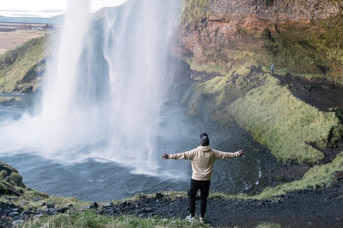 Private Secret Spots of Iceland Full day Tour with Photography by Luke - Brimketill’s lava-rock pool and the Reykjanes Lighthouse story