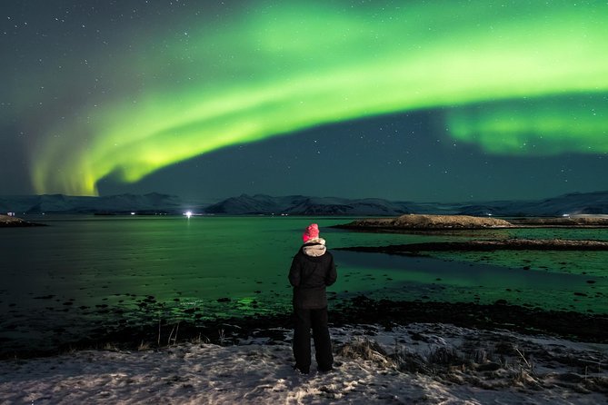 Private Super Jeep Northern lights hunt from Reykjavik - Keeping Warm Outside: Blankets, Hot Chocolate, and Snacks