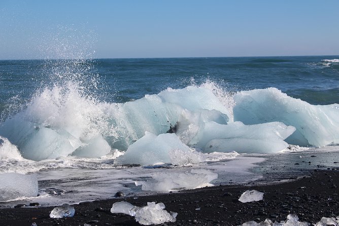 Private Tour Höfn: Jokulsárlón , Diamond Beach, Secret Glacier - Stop 3: Fellsfjara (Diamond Beach) and the black-sand sparkle