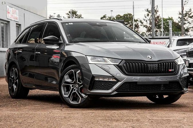 Private Transfer from Reykjavik to Reykjavik Airport KEF by Sedan - Comfort in a Skoda Octavia (Up to 3 Passengers)