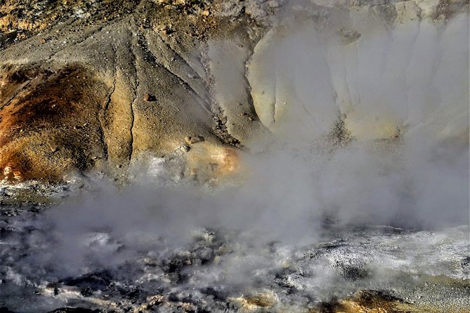 Reykjanes peninsula- Geopark and much more. Private tour - Stop 2: Grænavatn, the green lake with thermal algae and crystals