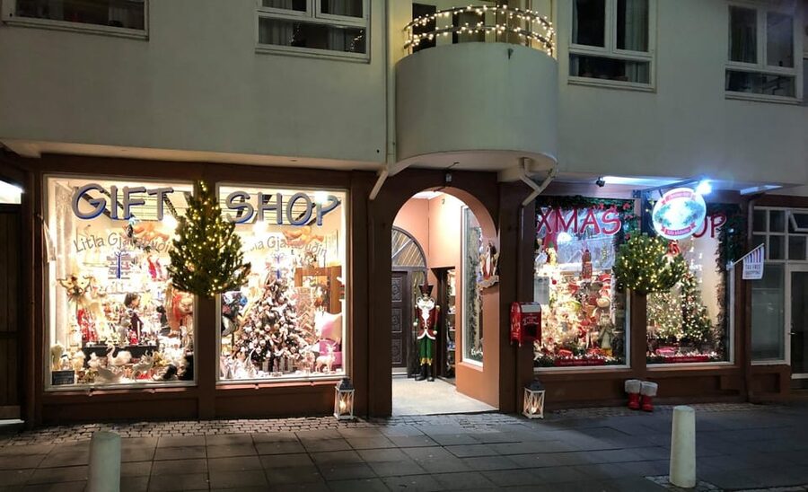 Reykjavik: Christmas Food Tour with Tastings and Drinks - Smoked Lamb and Laufabrauð: The Tour Starts With Big Christmas Flavors