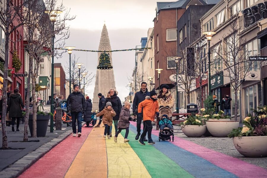 Reykjavik: Christmas Walking Tour with Icelandic Traditions - Austurvollur and the Oslo Christmas Tree: a holiday symbol with local context