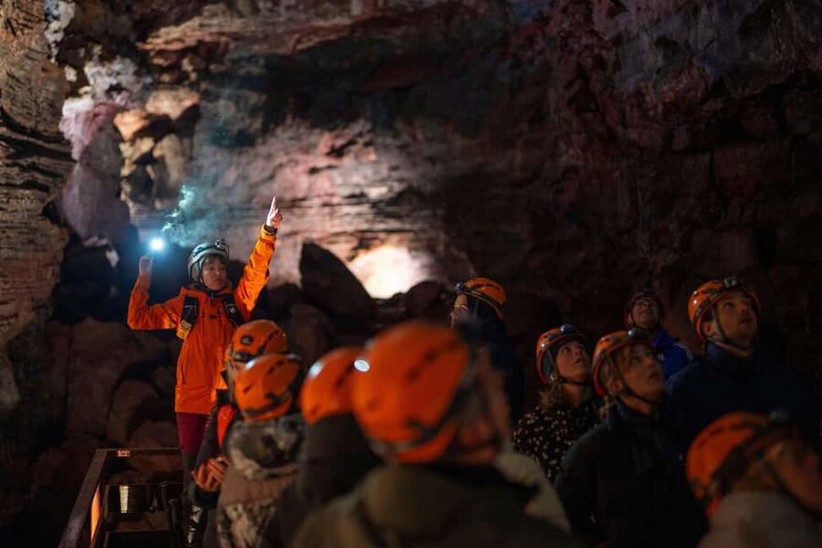 Reykjavik: Evening Lava Tunnel and Northern Lights Hunt - Getting from Reykjavík to the Blue Mountains in the evening