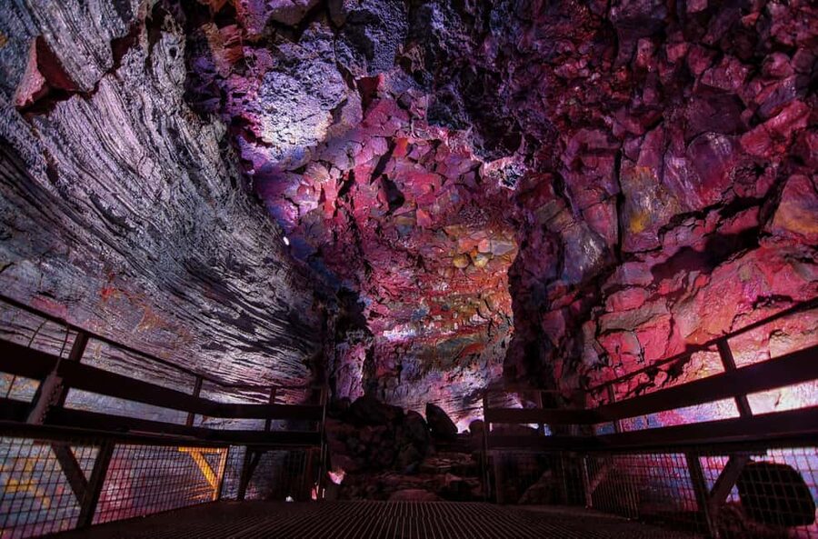 Reykjavik: Evening Lava Tunnel and Northern Lights Hunt - Hot chocolate, blankets, and aurora photos that you’ll actually keep