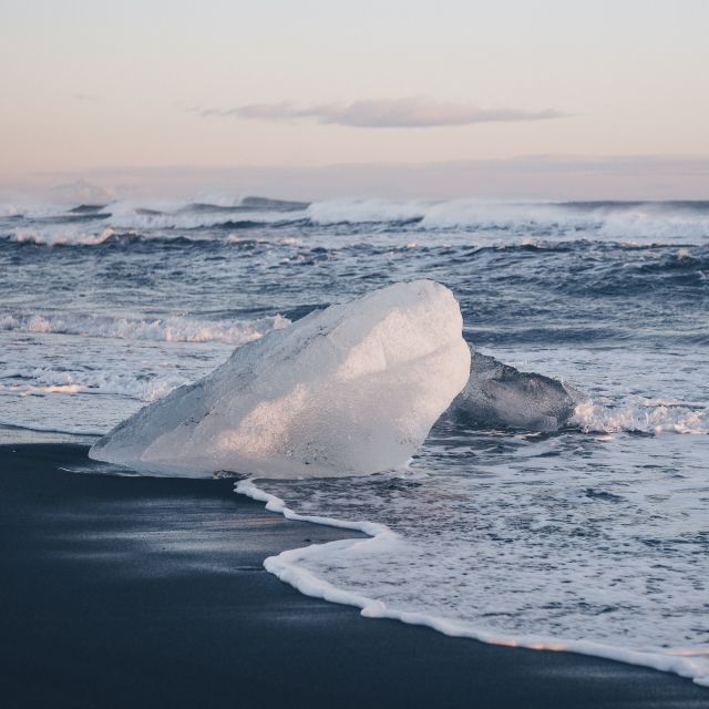 Reykjavik: Glacier Lagoon Boat Ride & Diamond Beach Day Tour - Reykjavik to Jökulsárlón: why this long day is worth it