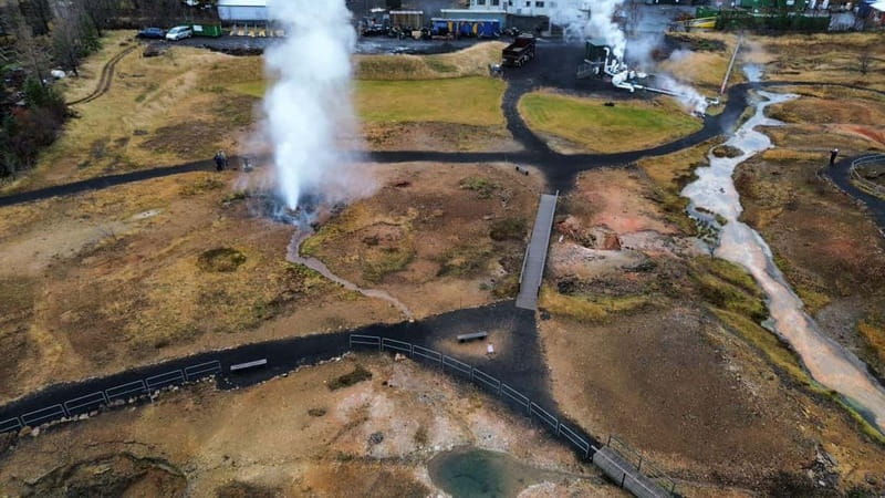 Reykjavík: Golden Circle, 2 Geysers & Geothermal Bakery Tour - Kerið Crater: The Volcanic Bowl Stop