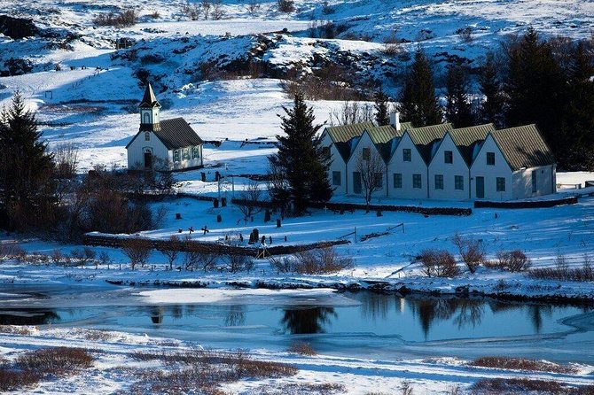 Reykjavik: Golden Circle and Northern Lights Small-Group Tour - Geysir geothermal field: watch Strokkur, not the history museum