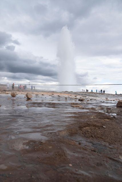Reykjavík: Golden Circle, Blue Lagoon & Northern Lights Tour - Geysir and the Lunch-Layered Break: Watching Volcanic Performance