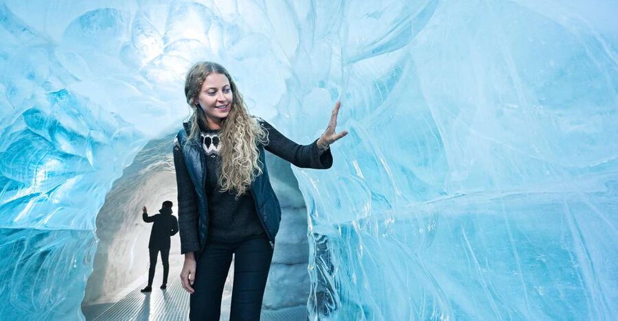Reykjavík: Golden Circle Tour & Perlan Museum Tour - Kerið Volcanic Crater Lake: a short stop with big visual payoff