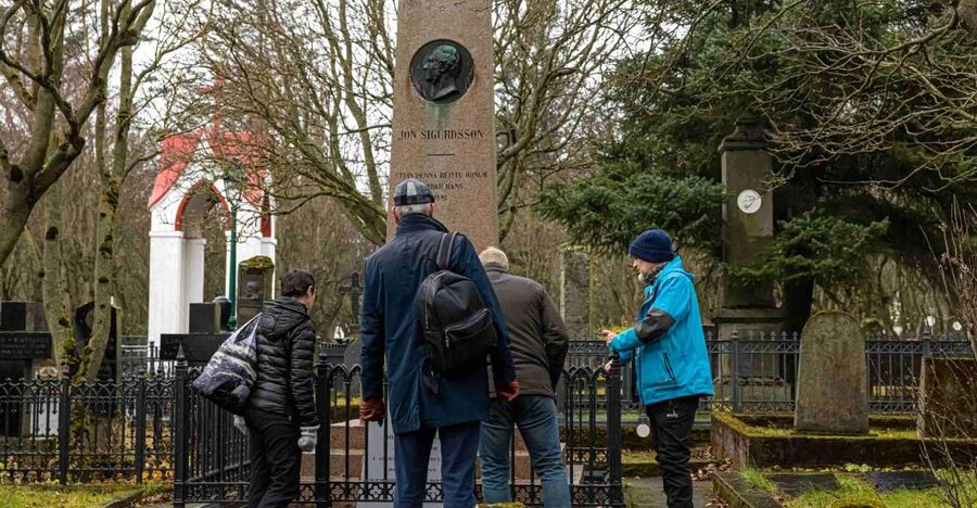 Reykjavik: Guided Folklore Walking Tour - From Hlöllabátar to Ingólfstorg: the walk starts like a story