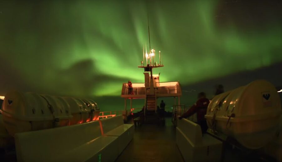 Reykjavík: Northern Lights Cruise - Faxaflói Bay Cruise: Why the Boat Beats the Shore