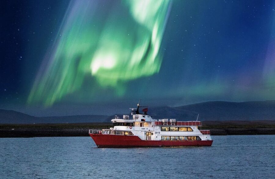 Reykjavík: Northern Lights Cruise - On-Board Café: Hot Drinks to Keep You Comfortable