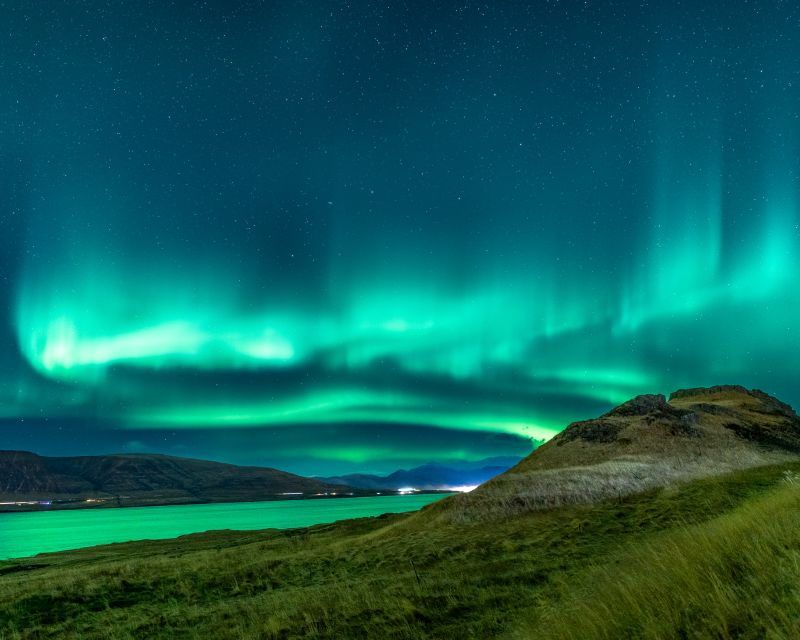 Reykjavik: Northern Lights Tour with Free Photos & Hot Cocoa - Price and value: what $124 buys beyond the bus ride