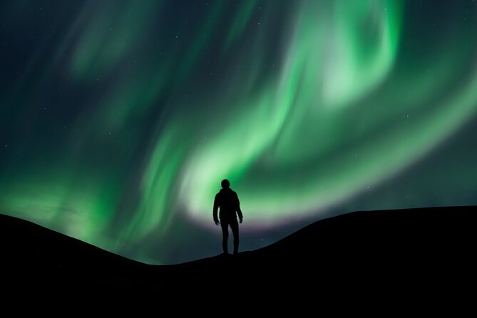 Reykjavik Northern Lights Tour with Professional Photographer - Cozy breaks: hot chocolate, pastries, and warm blankets