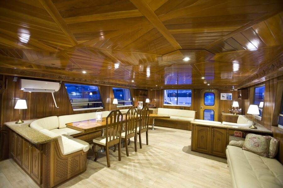 Reykjavik: Northern Lights Yacht Tour - Who this Northern Lights yacht tour suits best