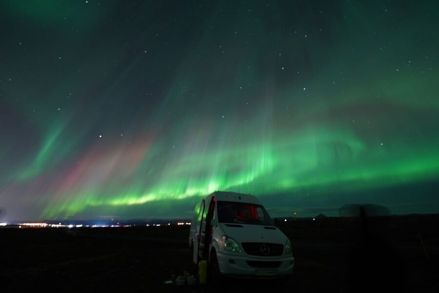 Reykjavik: Premium Northern Lights Tour with Free Photos - Staying warm: hot chocolate, cinnamon buns, and wool blankets that actually help