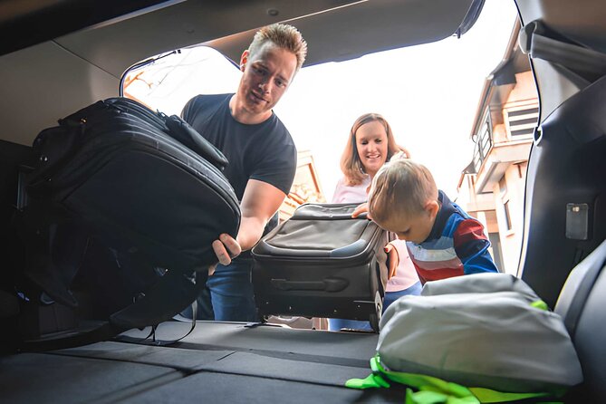 Reykjavik: Private Keflavik Airport to Hotel Transfer: upto 8 PAX - Finding your driver: the inside-terminal meet-and-greet