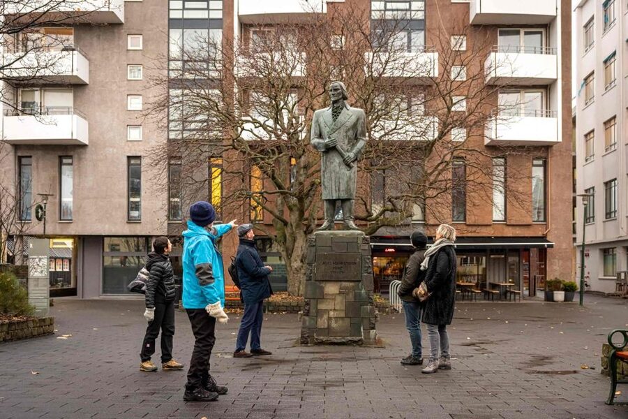 Reykjavik: Sightseeing Walking Tour with a Viking - Meeting at Hlöllabátar and getting your bearings