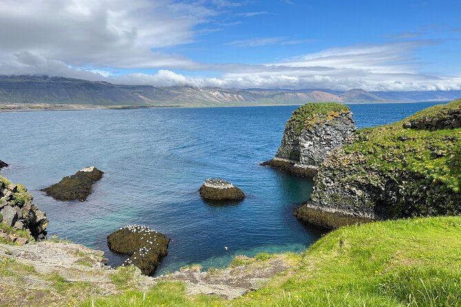 Snæfellsnes in Spanish with lunch on a farm Minibus - Kirkjufell: the most photographed mountain for a reason