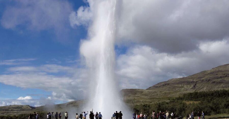 The Golden Circle & Hop On - Hop Off Combo Deal - Þingvellir National Park: tectonic plates in walking distance