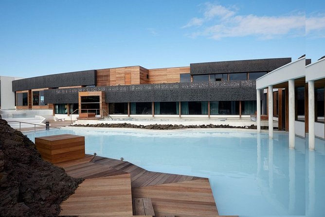 Unique bathing in an Icelandic hot springs at the Blue Lagoon - Entering the lagoon: milky water, black lava rock, and a spa pace