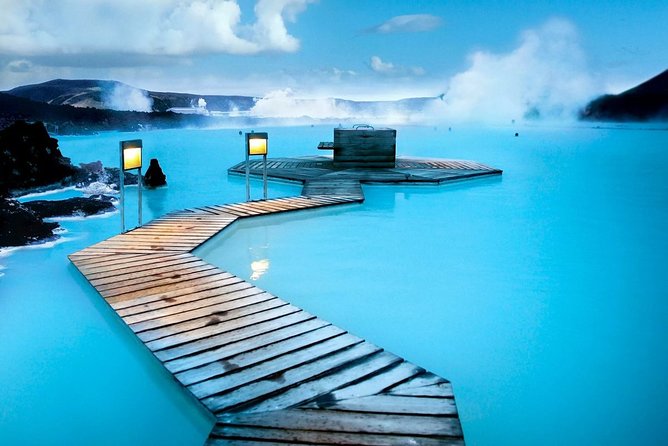 Unique bathing in an Icelandic hot springs at the Blue Lagoon - Silica mud mask and mineral treatments: why they matter